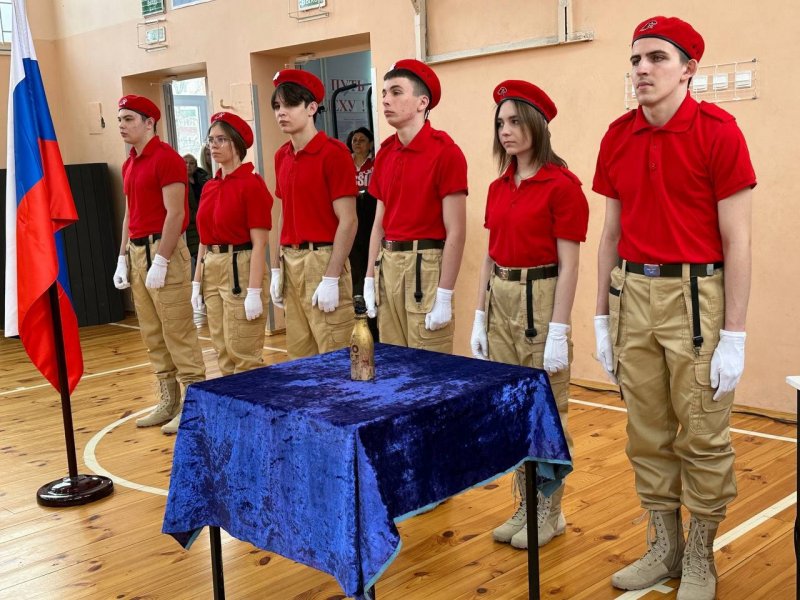 В Курске в лицее №1 вскрыли заложенную в 1972 году капсулу времени В Курске в лицее №1 вскрыли заложенную в 1972 году капсулу времени.